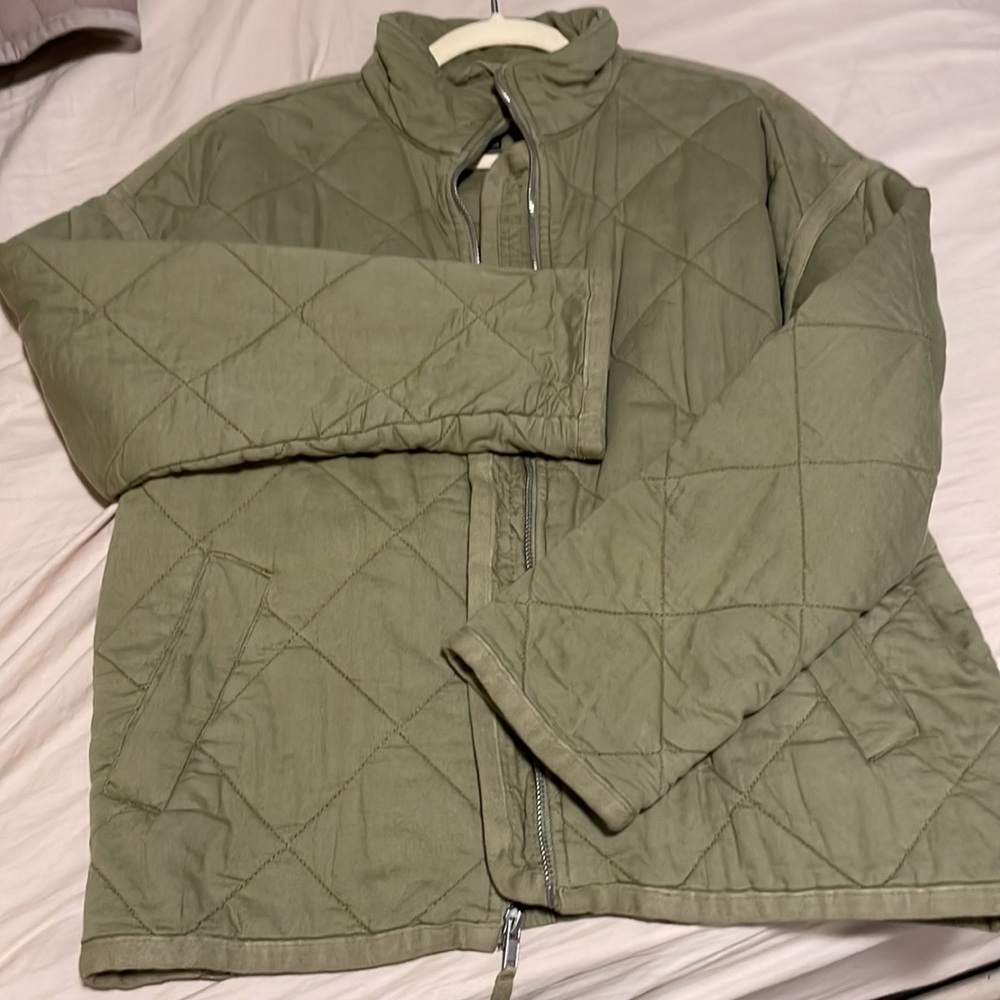 Gap womens zip up quilted jacket in medium.